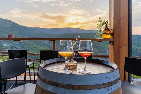Vinprodusering rundtur fra Hvar - familie vingård på en Hilltop