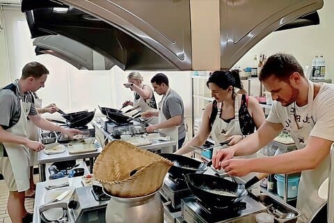 Cours de cuisine thaïlandaise avec visite du marché par Maliwan