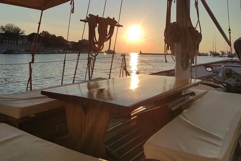 Zadar: Tour privado em motorsailor tradicional em Zadar