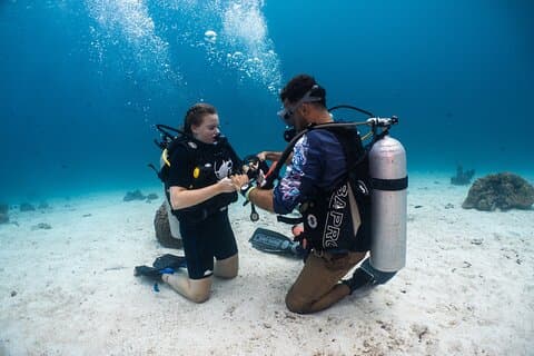 Actividad de buceo en la playa en Omán