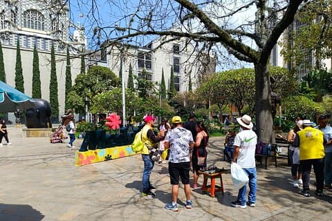 Medellín ダウンタウンを探索し、リアルな都市体験を