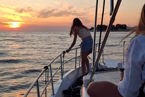 Zadar Sunset Tour by Boat with Wine and Snacks