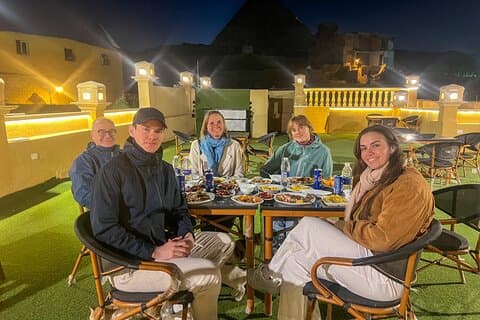Un inolvidable almuerzo en la azotea egipcia, cena junto a las pirámides.