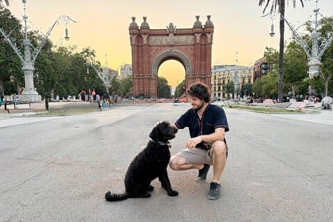 Visita guiada a pie en Barcelona con un perro amistoso