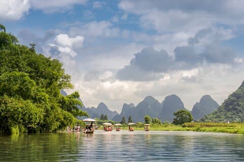 1 Día Yangshuo Naturaleza Explorar rafting de bambú y aventura en cuevas