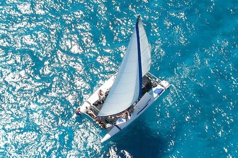 Private Katamaranparty auf der Isla Mujeres ab Cancún mit Musik