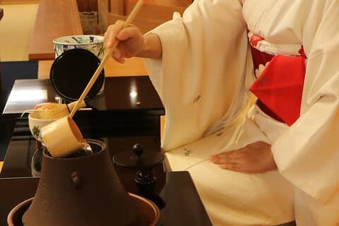 Ceremonia del té única en la vida en un escenario Noh