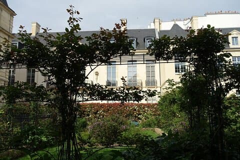 En spasertur gjennom de hemmelige hagene i Marais-distriktet i Paris