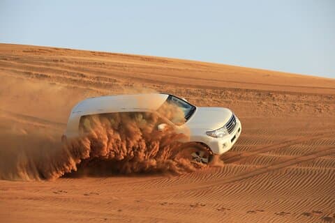 Abu Dhabi: Desert Safari med Dune Bashing, Sandboarding og BBQ