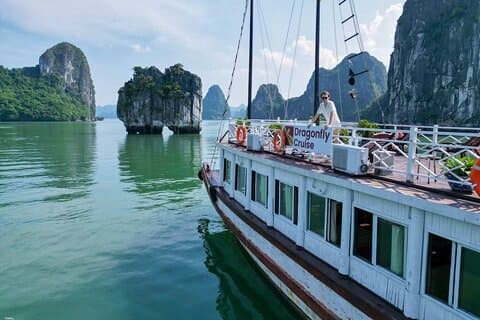 Dragonfly Cruise besøger Thien Cung Cave fra Hanoi Expressway