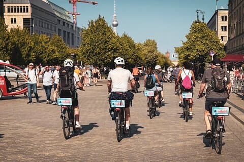 ベルリン：ベルリンの壁と第三帝国を巡る学校クラスの自転車ツアー
