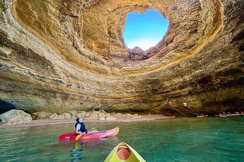 Aventura en kayak a las cuevas de Benagil en el Algarve