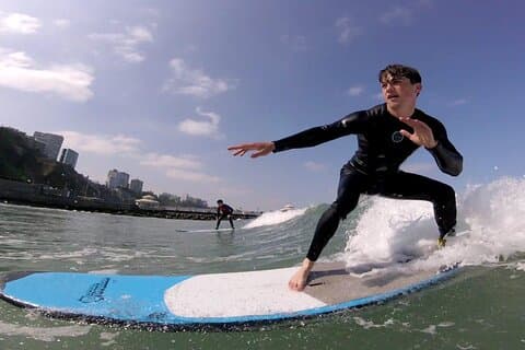 Lezione di surf alla spiaggia di Makaha a Miraflores!