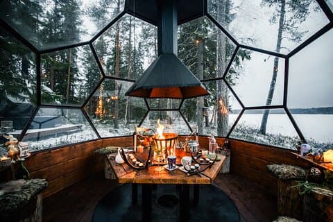 Cena VIP en iglú con velada encantada y auroras boreales en el bosque
