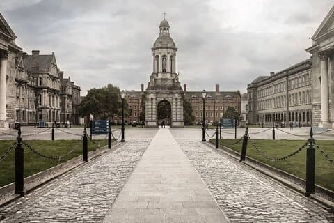 ダブリンはダン・ラオゲール港とダブリン市内から一日