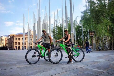 軽食とドリンク付きの自転車でメデジン市を巡る