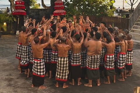 Tanah Lot atardecer y kecak y Taman Ayun Templo Histórico Tour
