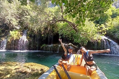 Aventura de rafting no rio Cetina com cavernas escondidas e cachoeiras