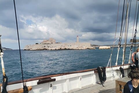 Discovery of the coves of the Blue Coast by boat