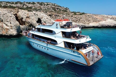 Premium Ayia Napa Cruise met lunch, zwemstops en ruime dekken