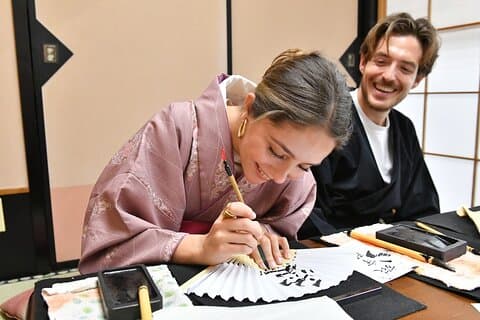 Læring Zen av japansk kalligrafi i kimono nær Osaka Castle