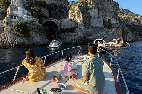 Sonnenuntergang in Positano auf dem Boot mit Aperitif