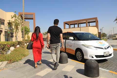 Privat Chauffébil en halv eller en hel dag i Dubai eller Abu Dhabi