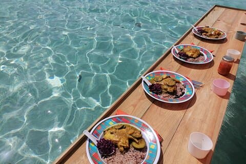 Båtutflykt med lunch i vattnet i Guadeloupelagunen