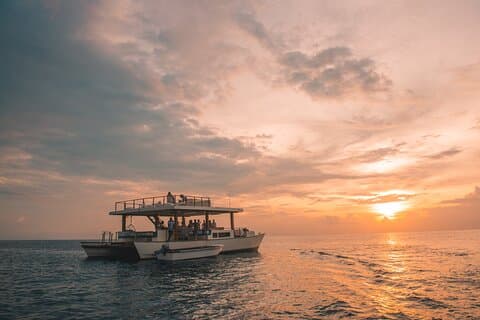 4 - i - 1 • Gili Islands Snorkel og solnedgang Halvdags katamaransejlads