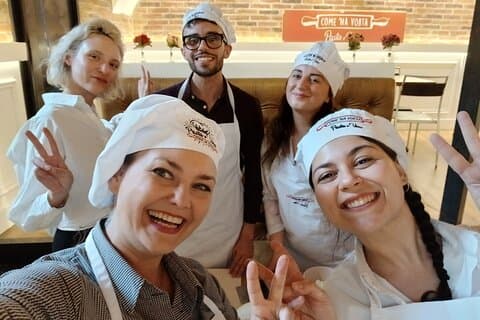 Clase de cocina de pasta y tiramisú en Come Na Vorta Navigli Milán