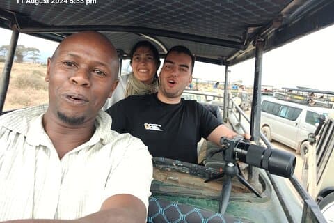 ガイド付きプライベート4x4ジープ・ナイロビ国立公園サファリフリーWI-FI