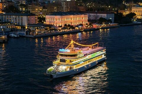 Istanbul Bosporen nattkryssning med middag och underhållning