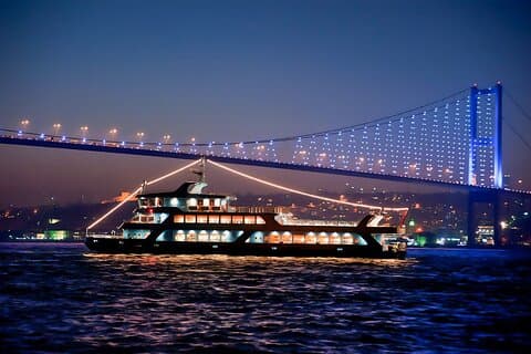 Crucero por el Bósforo con espectáculo nocturno turco en Estambul