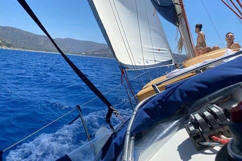 Passeio de barco à vela de dia inteiro com duração de 7 horas no Golfo de Cagliari.