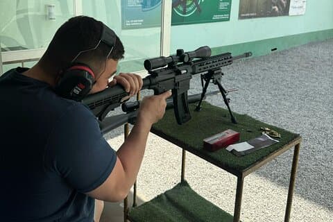 Lima hat Spaß beim Schießtraining mit Hilfe eines Profis