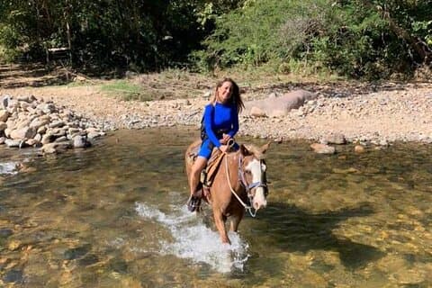 Passeio a cavalo para visitar a cachoeira