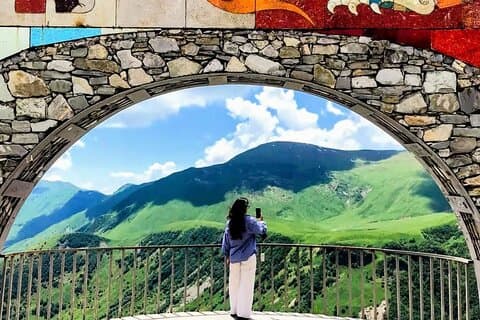 Kazbegi, Ananuri, Zhinvali, Gudauri, Gergeti Volledige dagtour