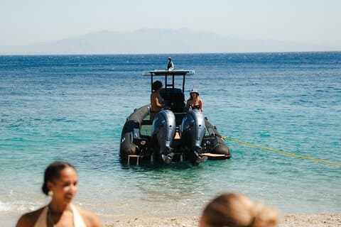 Pilates på stranden med fartbåd i Mykonos
