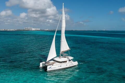 Katamarantour zum Paradies mit Schnorcheln und Beach Club