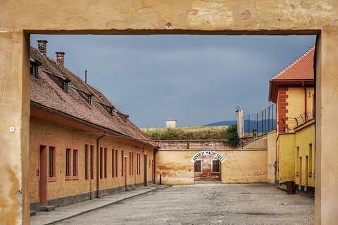 Dagsutflykt till Terezín: En fästning och ett minnesmärke över förintelsen under andra världskriget