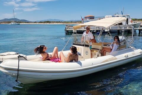 Pequeña excursión en bote de goma a Tavolara y Molara