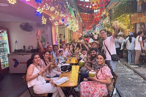 Hanoi: Old Quarter and French Quarter Walking Food Tour