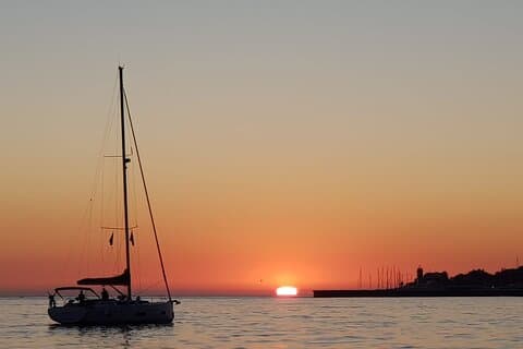 Cascais Private Luxury Sunset 2h Cruise with a drink
