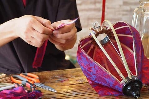 ホイアン旧市街で折り畳みランタン作り教室