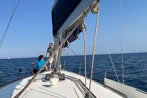 Tour in barca a vela boutique di Catania con pranzo, nuotata e bevande al tramonto