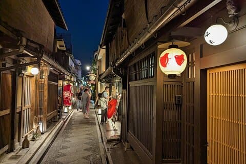 Kyoto Wagyu & Sake Tasting with Gion Night Walk EN/FR/DE Guide