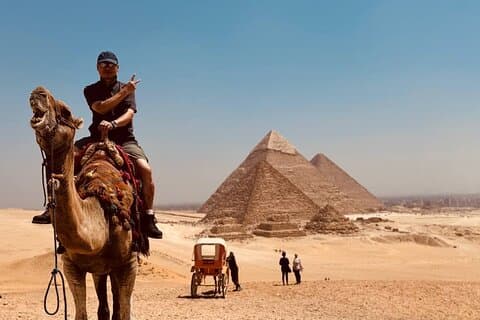 Giza maravilhas pirâmides, esfinge, e deserto camelo passeio