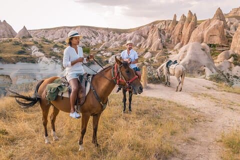 Paseo a caballo por Capadocia: Valles ocultos y chimeneas de hadas