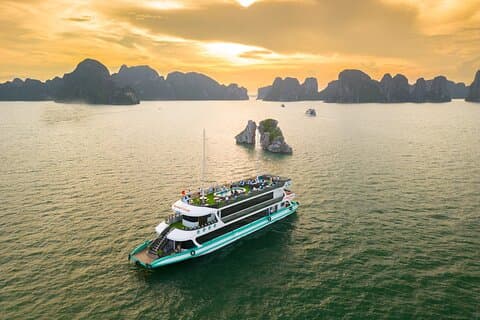 Sunlight Grand Luxury Cruise i Halong Bay fra havnen