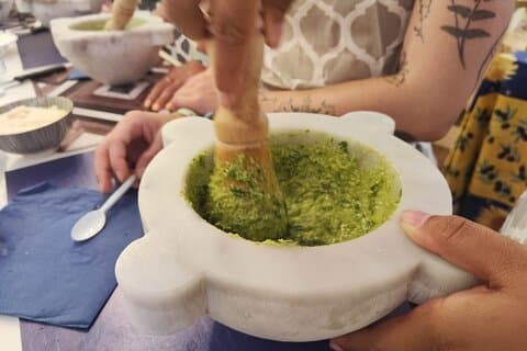Genuese Pestoles met vijzel, pastaproeverij en lokale wijn
